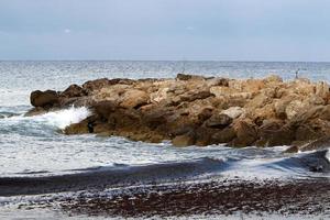 Wellenbrecher am Stadtstrand zum Schutz vor hohen Meereswellen. foto