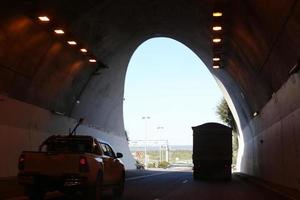 Straße in den Tunneln unter dem Berg in Israel. foto