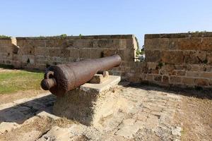 21. Januar 2019 Israel. Alte Kanone auf der Festungsmauer in der Stadt Akko. foto