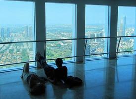 9. september 2019. ein fenster an der fassade eines wohnhauses in der stadt tel aviv in israel. foto