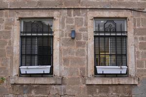 9. september 2019. ein fenster an der fassade eines wohnhauses in der stadt tel aviv in israel. foto