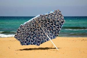 Regenschirm zum Schutz vor der Sonne am Stadtstrand. foto