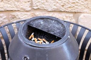 Aschenbecher - ein Ort für Tabakasche und Zigarettenkippen foto