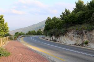 asphaltierte autobahn durch israel von norden nach süden. foto