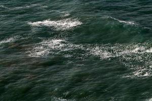 die Farbe von Meerwasser in seichtem Wasser. foto