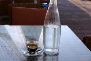 auf dem Tisch im Restaurant starker und heißer Kaffee. foto