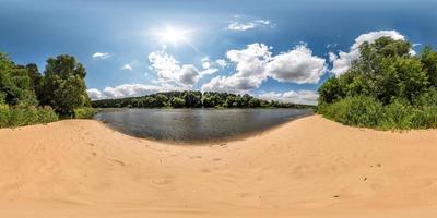 volles sphärisches nahtloses Hdri-Panorama 360-Grad-Winkelansicht am Sandstrand in der Nähe des Waldes eines riesigen Flusses an sonnigen Tagen und windigem Wetter mit schönen Wolken in equirectangularer Projektion, vr-Inhalt foto