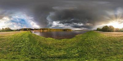 Vollständiges, nahtloses sphärisches HDRI-Panorama 360-Grad-Winkelansicht am Ufer des Sees am Abend vor dem Sturm mit schwarzen Wolken in equirectangularer Projektion, fertiger VR-Inhalt der virtuellen Realität foto