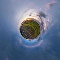 Little Planet Transformation von sphärischem Panorama 360 Grad. sphärische abstrakte luftaufnahme im feld am schönen abend mit fantastischen schönen wolken. Krümmung des Raumes. foto