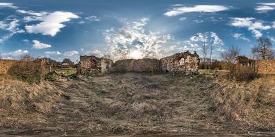Vollständiges, nahtloses sphärisches HDRI-Panorama 360-Grad-Winkelansicht im verlassenen, zerstörten Bauernhaus aus Stein in äquirechteckiger Projektion, bereit für virtuelle Realitätsinhalte foto