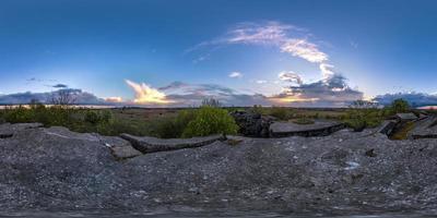 Vollständiges nahtloses sphärisches Hdri-Panorama 360-Grad-Winkelansicht in der Nähe der verlassenen Festung des Ersten Weltkriegs bei Sonnenuntergang in equirectangularer Projektion, bereit für die virtuelle Realität von vr ar foto