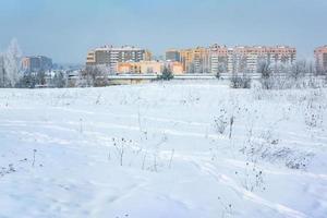 Panorama des Wohngebiets der Stadt an einem sonnigen Wintertag mit Raureifbäumen foto