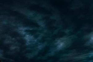 dunkelblauer Himmelshintergrund mit flauschigen, lockigen, rollenden Altocumulus-Altostratus-Wolken am Abend foto