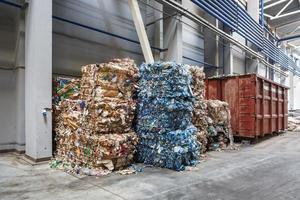 Plastikmüllballen in der Abfallbehandlungsanlage. Recycling getrennt und Lagerung von Müll zur weiteren Entsorgung, Mülltrennung. Unternehmen für die Sortierung und Verarbeitung von Abfällen. foto