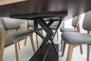 Kurven dekorative Beine von Tisch und Stuhl. Untersicht foto