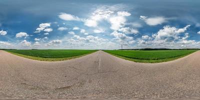 Vollständiges, nahtloses sphärisches HDRI-Panorama 360-Grad-Winkelansicht auf Asphaltstraße zwischen Feldern am Sommertag mit fantastischen Wolken in equirectangularer Projektion, bereit für VR-AR-Virtual-Reality-Inhalte foto