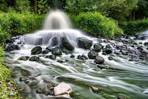 Mischzone der Abwassereinleitung von kommunalem Abwasser. Flussverschmutzung. städtische Müllkippen. Langzeitbelichtung foto