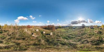 Vollständiges nahtloses Panorama 360-Grad-Winkel in equirectanguraler Kugelwürfelprojektion. 360-Grad-Panorama auf einem kleinen alten jüdischen Friedhof, vr ar Inhalt foto