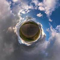 Little Planet Transformation von sphärischem Panorama 360 Grad. sphärische abstrakte luftaufnahme im feld mit fantastischen schönen wolken. Krümmung des Raumes. foto