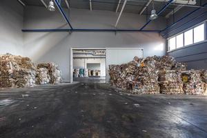 Plastikmüllballen in der Abfallbehandlungsanlage. Recycling getrennt und Lagerung von Müll zur weiteren Entsorgung, Mülltrennung. Unternehmen für die Sortierung und Verarbeitung von Abfällen. foto