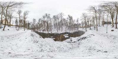 Winter volles kugelförmiges nahtloses Panorama 360-Grad-Winkelansicht auf der Straße in einem verschneiten Park mit grauem, blassen Himmel in der Nähe eines kleinen Flusses in gleichwinkliger Projektion. vr ar-Inhalt foto
