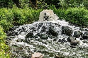 Mischzone der Abwassereinleitung von kommunalem Abwasser. Flussverschmutzung. städtische Müllkippen foto