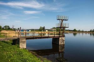 Silhouette des Sprungturms am See am Sommerabend foto