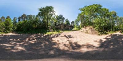 Vollständiges nahtloses Panorama 360 x 180 Winkelansicht zerstörte verlassene Militärfestung des ersten Weltkriegs im Wald in equirectangular sphärischen Projektion, Skybox vr-Inhalt foto