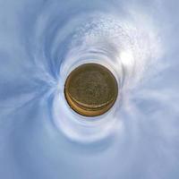 Little Planet Transformation von sphärischem Panorama 360 Grad. sphärische abstrakte luftaufnahme im feld mit fantastischen schönen wolken. Krümmung des Raumes. foto