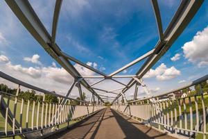 Eisenstahlrahmenkonstruktion der Fußgängerbrücke über den Fluss foto