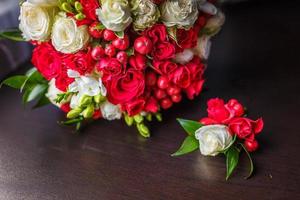Heller Hochzeitsstrauß aus roten und weißen Sommerrosen foto