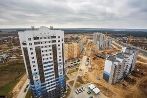 Panoramablick auf den Bau des neuen Viertelturms unfertiges mehrstöckiges Gebäude aus der Vogelperspektive mit Wald im Hintergrund foto