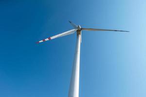 rotierende Blätter eines Windmühlenpropellers. Windkrafterzeugung. reine grüne Energie. foto
