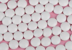 weiße Pille auf rosa Hintergrund foto