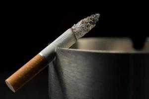 Zigarette am Aschenbecher foto