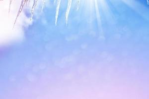 weiße Eiszapfen vor dem blauen Winterhimmel. foto