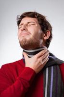 Mann mit Halsschmerzen foto