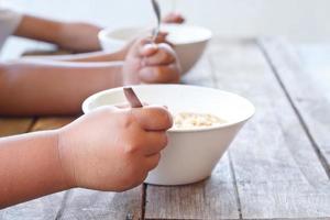 Kinder essen ihre Instant-Nudeln. foto
