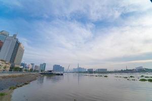 ho chi minh stadt, vietnam - 12. feb 2022 skyline mit wahrzeichen 81 wolkenkratzer, eine neue seilbrücke wird gebaut, die die halbinsel thu thiem und den bezirk 1 über den fluss saigon verbindet. foto