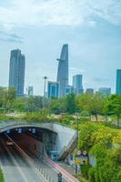 ho chi minh stadt, vietnam - 12. feb 2022 schöner landschaftssonnenuntergang von ho chi minh stadt oder sai gon, vietnam. Bitexco Financial Tower und Wolkenkratzergebäude. Geschäfts- und Landschaftskonzept. foto