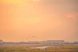 ho chi minh stadt, vietnam - 12. feb 2022 flugzeug fliegt über städtische gebiete und bereitet die landung auf dem internationalen flughafen tan son nhat vor und startet am flughafen tsn foto