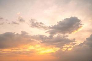 Hintergrund Wolke Sommer. Wolkensommer. Himmel Wolke filmisch. natürlicher himmel schöner und filmischer sonnenuntergangbeschaffenheitshintergrund foto