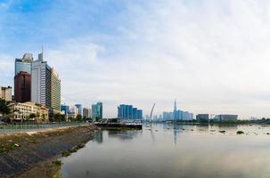 ho chi minh stadt, vietnam - 12. feb 2022 skyline mit wahrzeichen 81 wolkenkratzer, eine neue seilbrücke wird gebaut, die die halbinsel thu thiem und den bezirk 1 über den fluss saigon verbindet. foto