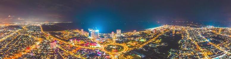 vung tau ansicht von oben, mit kreisverkehr, haus, vietnamkriegsdenkmal in vietnam. Langzeitbelichtung bei Nacht. foto