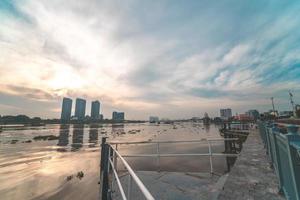 ho chi minh stadt, vietnam - 12. feb 2022 skyline mit wahrzeichen 81 wolkenkratzer, eine neue seilbrücke wird gebaut, die die halbinsel thu thiem und den bezirk 1 über den fluss saigon verbindet. foto