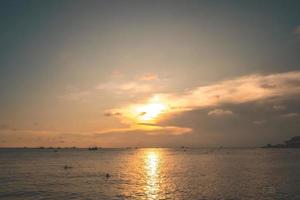 schöne aussicht auf den blauen himmel mit wolken bei sonnenaufgang. teilweise bewölkt. hintergrund wolke sommer. Wolkensommer. Himmelwolke klar mit Sonnenuntergang. natürlicher himmel filmischer schöner gelber und weißer texturhintergrund foto