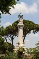 kleiner leuchtturm zwischen den bäumen in rom, italien foto