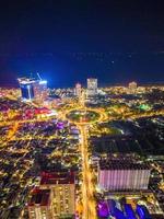 vung tau ansicht von oben, mit kreisverkehr, haus, vietnamkriegsdenkmal in vietnam. Langzeitbelichtung bei Nacht. foto