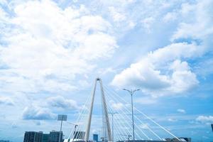 ho chi minh city, vietnam - 22. mai 2022 thu thiem 2 brücke, verbindet die thu thiem halbinsel und den bezirk 1 über den saigon fluss im bach dang hafen foto