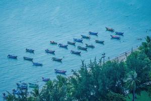 luftbild viele lokale kultur vietnam. Draufsicht auf lokale Fischerboote im tiefblauen Meer, tropische Meereslandschaft. reiseziel asien konzept und hintergrund. foto